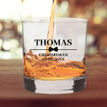 Personalisierter Name Stilvoller Trauzeuge Vorschl Whiskyglas<br><div class="desc">Suchen Sie eine einzigartige Möglichkeit, Ihre Freunde zu Ihrem Trauzeuge fragen? Karo aus unserer personalisierten Whisky Brille! Fügen Sie ihren Namen, das Datum und die Rolle, um ein wirklich besonderes Geschenk, das sie Liebe. Unser stilvolles, klassisches und modernes Design ist perfekt für jedes Hochzeitsthema. Diese Brillen ergänzen jedes Trauzeuge Geschenk....</div>