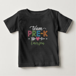 Personalisierter Name Team Pre-K Vorschullehrer  Baby T-shirt