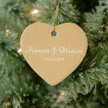 Personalisierter Name und Datum der Hochzeit Keramik Ornament<br><div class="desc">Personalisierter Name und Datum Hochzeitsherz Keramik Ornament. Elegantes,  klassisches,  minimalistisches Design. Weißer Text,  Kamelbeige</div>