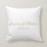 Personalisierter Name und Datum der Hochzeit Kissen<br><div class="desc">Personalisierter Name des Paares und Date Wedding Throw Kissen. Elegantes,  klassisches,  minimalistisches Design. Karo der Erholung der Auflistung für die Abstimmung der Elemente.</div>