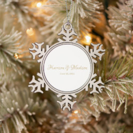 Personalisierter Name und Datum der Hochzeit Schneeflocken Zinn-Ornament