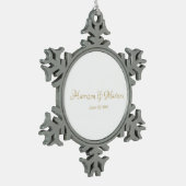 Personalisierter Name und Datum der Hochzeit Schneeflocken Zinn-Ornament (Links)
