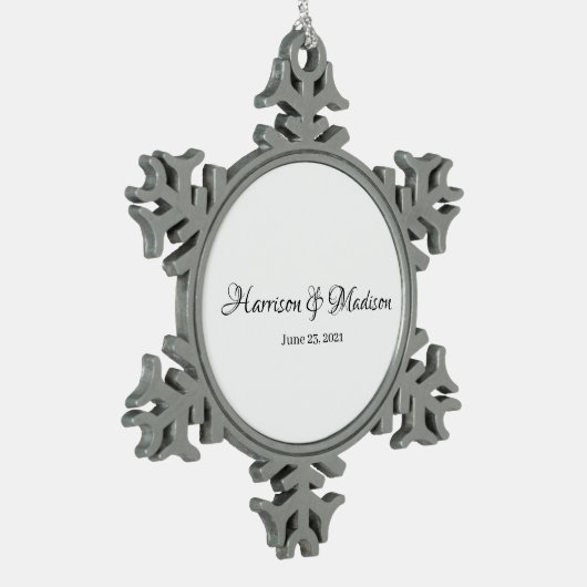 Personalisierter Name und Datum der Hochzeit Schneeflocken Zinn-Ornament (Links)