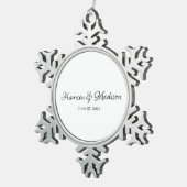 Personalisierter Name und Datum der Hochzeit Schneeflocken Zinn-Ornament (Rechts)