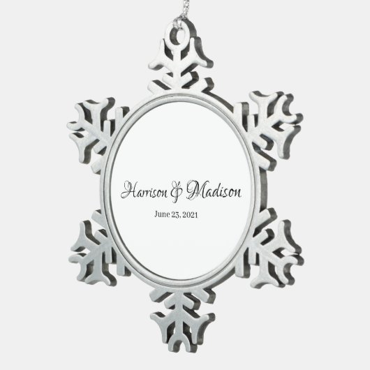 Personalisierter Name und Datum der Hochzeit Schneeflocken Zinn-Ornament (Rechts)