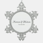 Personalisierter Name und Datum der Hochzeit Schneeflocken Zinn-Ornament (Vorderseite)