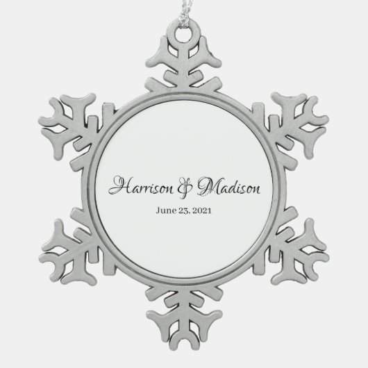 Personalisierter Name und Datum der Hochzeit Schneeflocken Zinn-Ornament (Vorderseite)