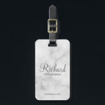 Personalisierter Name und Monogramm-Trauzeuge aus  Gepäckanhänger<br><div class="desc">Personalisierte Trauzeuge Geschenke mit dem Namen des personalisierten Trauzeugen in grauem, modernem Skript-Schriftart-Stil mit Titel und Hochzeitsdatum in modernen Sans Serif Schriftart Stil auf weißem Marmor Hintergrund. Auch perfekt für Trauzeuge, Brautvater, Brautjungfrau, Trauzeugin, Brautmutter und mehr. Bitte beachten Sie: Die Marmordetails werden im Kunstwerk simuliert. Bei der Herstellung dieses Produktes...</div>