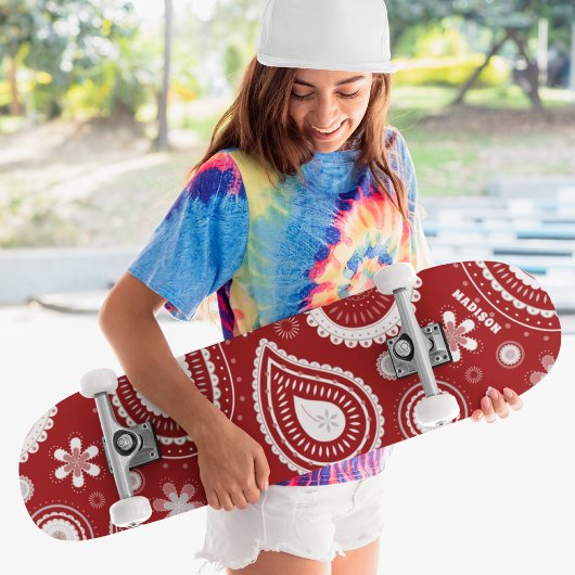 Personalisierter Name von Red Paisley Floral Skateboard