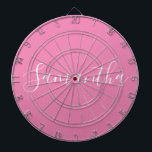 Personalisierter Name Weißes Skript auf Rosa  Dartscheibe<br><div class="desc">Personalisierter Name Weißes Skript auf der rosafarbenen Grafikkarte</div>
