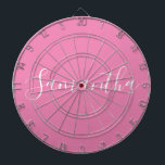 Personalisierter Name Weißes Skript auf Rosa  Dartscheibe<br><div class="desc">Personalisierter Name Weißes Skript auf der rosafarbenen Grafikkarte</div>