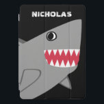 Personalisierter niedlicher grauer Haifisch iPad Pro Cover<br><div class="desc">Personalisierter niedlicher grauer Haifisch scherzt modernes Fische iPad intelligente Abdeckung. Redigieren Sie,  um Hintergrundfarbe oder Schriftartfarbe zu ändern. Grauer Haifisch mit den scharfen Zähnen auf einem schwarzen Hintergrund mit Namen oben im Spaßweiß-Schriftart.  Themed elektronische Zusätze des niedlichen Mörderhaifisch-Ozeans.</div>