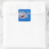 Personalisierter Niedlicher Happy Whale auf Blue S Quadratischer Aufkleber (Tasche)