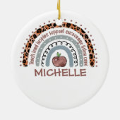 Personalisierter Niedlicher Regenbogenlehrer | IND Keramik Ornament (Hinten)