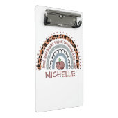 Personalisierter Niedlicher Regenbogenlehrer | IND Mini Klemmbrett (Schrägansicht)