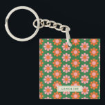 Personalisierter Niedlicher Retro-Retro-Blumenrosa Schlüsselanhänger<br><div class="desc">Fügen Sie Ihrem Accessoire eine spielerische Touch mit diesem personalisierten Schlüsselanhänger hinzu, der ein niedliches Retro-Blumendesign in fröhlichen Grün- und Rosatönen bietet. Dieses bunte Design ist stilvoll und funktional zugleich. Es eignet sich perfekt für die Aufhellung von Tasten, Taschen oder Lanyard. Passen Sie es mit Ihrem Namen oder Initialen an,...</div>