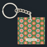 Personalisierter Niedlicher Retro-Retro-Blumenrosa Schlüsselanhänger<br><div class="desc">Fügen Sie Ihrem Accessoire eine spielerische Touch mit diesem personalisierten Schlüsselanhänger hinzu, der ein niedliches Retro-Blumendesign in fröhlichen Grün- und Rosatönen bietet. Dieses bunte Design ist stilvoll und funktional zugleich. Es eignet sich perfekt für die Aufhellung von Tasten, Taschen oder Lanyard. Passen Sie es mit Ihrem Namen oder Initialen an,...</div>