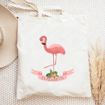 Personalisierter Niedlicher Rosa Flamingo Tragetasche<br><div class="desc">Dieser niedliche Totbeutel zeigt einen rosa Flamingo mit halsgebogenem und einem aufgehauchten Bein über einem rosa Banner mit tropischem Blattwerk. Personalisieren Sie es,  um ein einmaliges Geschenk für ein Mädchen zu machen,  das Flamingos Lieben macht - oder als überhängende Geschenktasche für eine tropische Hochzeit!</div>