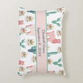 Personalisierter Niedlicher Rosa Lama und grüner K Dekokissen (Vorderseite(Vertikal))