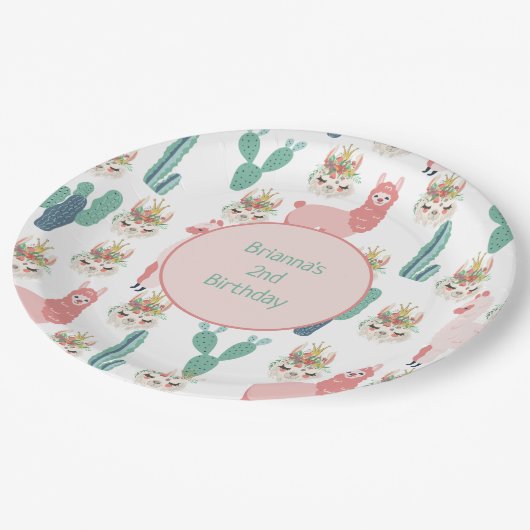 Personalisierter Niedlicher Rosa Lama und grüner K Pappteller (Schrägansicht)