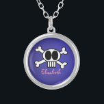 Personalisierter Niedlicher Schädel und Kreuzknoch Versilberte Kette<br><div class="desc">Coole,  niedliche und lustige grafische Darstellung von Schädel und Kreuzknochen. Ein weißer Schädel mit großen schwarzen Augen und langen weißen Zähnen. Personalisieren Sie mit einem Namen in einem rosa mädchenhaften Schriftart.</div>