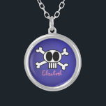 Personalisierter Niedlicher Schädel und Kreuzknoch Versilberte Kette<br><div class="desc">Coole,  niedliche und lustige grafische Darstellung von Schädel und Kreuzknochen. Ein weißer Schädel mit großen schwarzen Augen und langen weißen Zähnen. Personalisieren Sie mit einem Namen in einem rosa mädchenhaften Schriftart.</div>