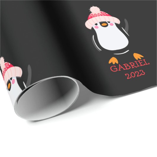 Personalisierter Niedlicher Weihnachtspenguin in R Geschenkpapier (Rolleneckpunkt)