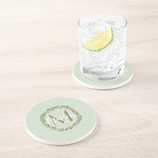 Personalisierter Olivenkranz-Monogramm Sandstein K Getränkeuntersetzer (Seite)