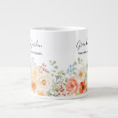 Personalisierter Oma-Blumengarten Sonniger Blumens Jumbo-Tasse (Vorderseite)