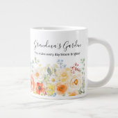 Personalisierter Oma-Blumengarten Sonniger Blumens Jumbo-Tasse (Rechts)