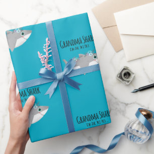 Personalisierter Oma-Hai Doo Doo Doo Geschenkpapier