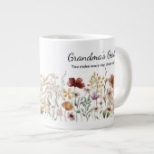 Personalisierter Oma's wunderschöner wilder Blumen Jumbo-Tasse (Vorderseite Rechts)