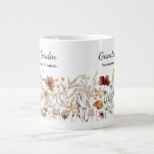 Personalisierter Oma's wunderschöner wilder Blumen Jumbo-Tasse (Vorderseite)