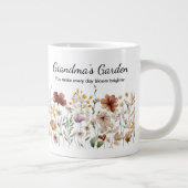 Personalisierter Oma's wunderschöner wilder Blumen Jumbo-Tasse (Rechts)