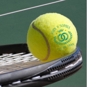 Personalisierter Paarname und Datum in grüner Schr Tennisbälle