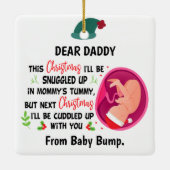 Personalisierter Papa, der vor Weihnachten vor dem Keramikornament (Rückseite)