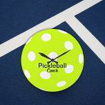 Personalisierter Pickleball-Coach gelb Große Wanduhr<br><div class="desc">Eine lustige Personalisierte Pickleball Uhr für den Pickleball Coach/Trainer in Ihrem Leben. Trendy schwarzer Text auf einer gelben Außenkugel (Franklin X-40). #pickleball #fanatic #coach</div>