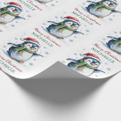 Personalisierter Pinguin in der Weihnachtsmannmütz Geschenkpapier (Ecke)