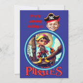 Personalisierter Piratenjunge auf Schiffsbauwerken Einladung (Vorderseite)