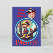 Personalisierter Piratenjunge auf Schiffsbauwerken Einladung (Stehend Vorderseite)