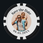 Personalisierter Poker Chip Speichern Sie die Date<br><div class="desc">Entdecken Sie die perfekte Mischung aus Kreativität und Eleganz mit unserem Fun Unique Poker Chip Save the Dates, mit einem maßgeschneiderten Foto der Braut und Bräutigam. Diese Poker-Chips sind nicht nur eine Einladung, sondern ein unvergesslicher Sake, den Ihre Gäste schätzen werden. Jeder Chip ist so konzipiert, dass er sich von...</div>