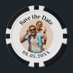 Personalisierter Poker Chip Speichern Sie die Date<br><div class="desc">Entdecken Sie die perfekte Mischung aus Kreativität und Eleganz mit unserem Fun Unique Poker Chip Save the Dates, mit einem maßgeschneiderten Foto der Braut und Bräutigam. Diese Poker-Chips sind nicht nur eine Einladung, sondern ein unvergesslicher Sake, den Ihre Gäste schätzen werden. Jeder Chip ist so konzipiert, dass er sich von...</div>