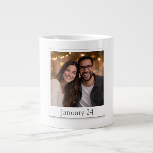 Personalisierter Polaroid-Fotomug mit Datum Jumbo-Tasse (Vorderseite)