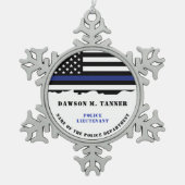 Personalisierter Polizeibeamter Thin Blue Line-Fla Schneeflocken Zinn-Ornament (Vorderseite)