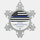 Personalisierter Polizeibeamter Thin Blue Line-Fla Schneeflocken Zinn-Ornament (Vorderseite)