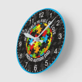 Personalisierter Proud Autismus Vater/Mama Welt de Runde Wanduhr (Winkel)