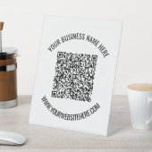 Personalisierter QR-Code und benutzerdefiniertes M Sockelschild (In SItu)