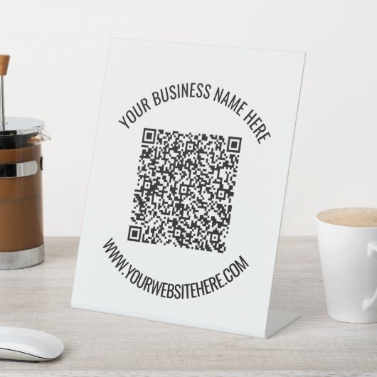 Personalisierter QR-Code und benutzerdefiniertes M Sockelschild (In SItu)