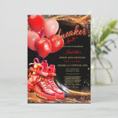 Personalisierter Red Gold Sneaker Ball Geburtstag Einladung (Stehend Vorderseite)