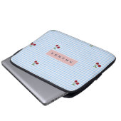 Personalisierter Retro-Blauer Gingham-Kirschen-Dru Laptopschutzhülle (Vorne Knopf)